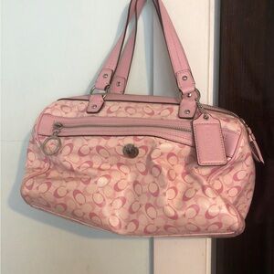 It  a pink coach bag